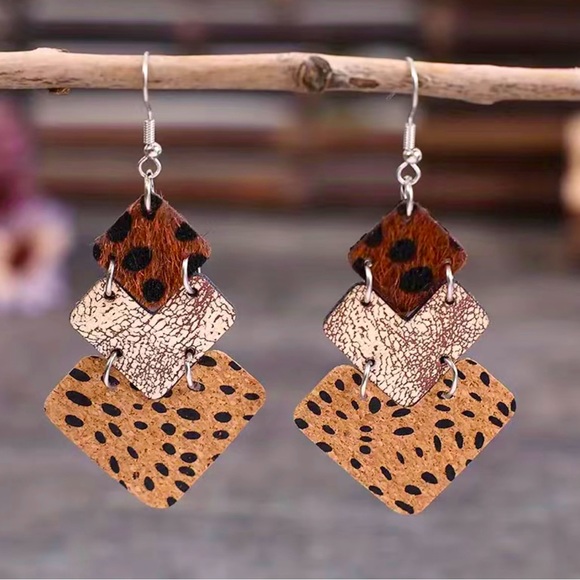 🌻2/$10.00PU Leather Crackle/Polkadot Earrings🌻 - Picture 3 of 4